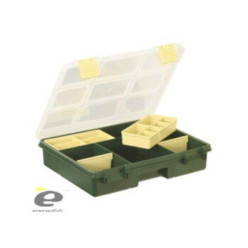 Energo Team Plastic Box 374 plastična kutija koja ima 4 velika pola i male odeljke. Izradjena od kvalitetne plastike. Za odlaganje raznog ribolovackog pribora.