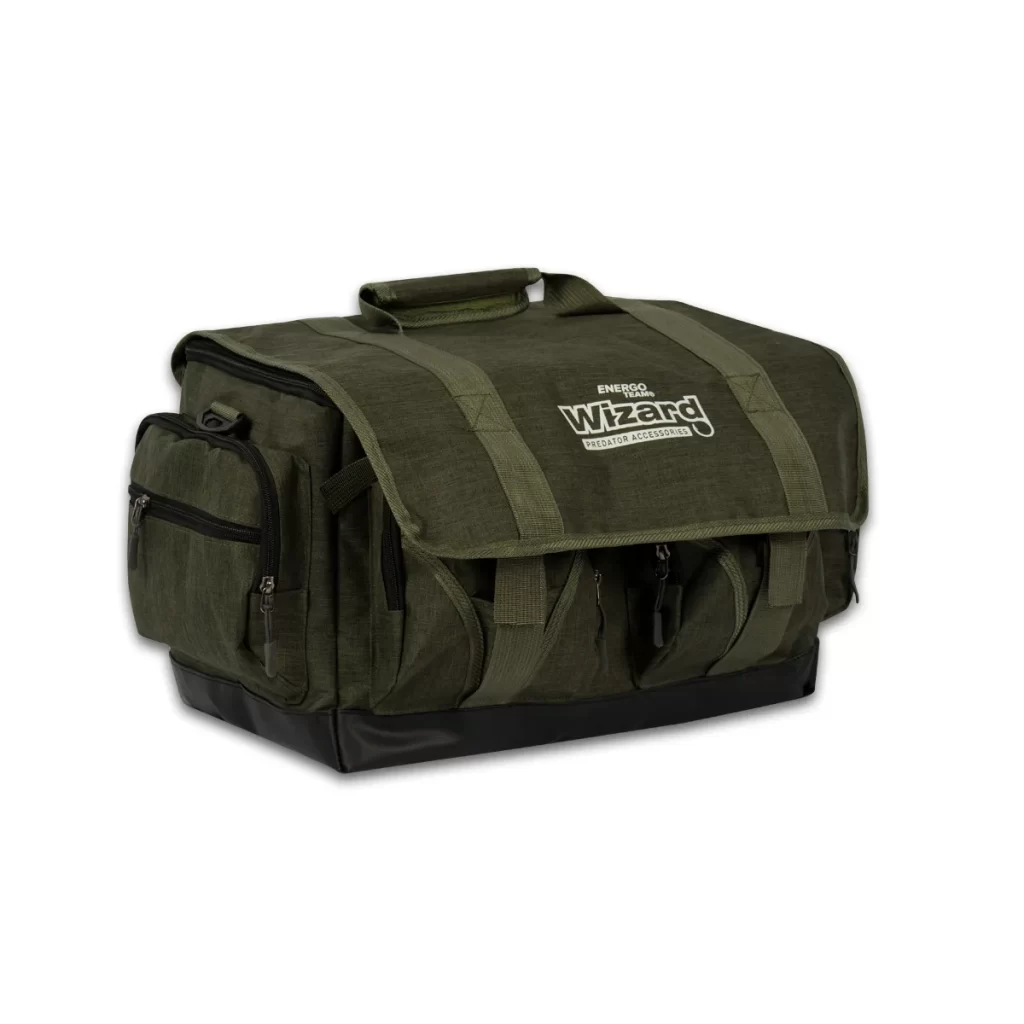 Wizar Predator Max Spining Bag je varaličarska torba sa jednim veliki odeljkom za smestaj i najvecih voblera i vise bocnih dzepova sa strane i bocno za sitnice.
