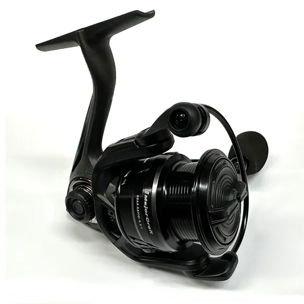 Mašinica Major Craft Ceana CNS 2500 HG Major Craft Ceana mašinica - izdržljivost, preciznost i garancija kvalitet. Sa prenosom 6,2:1 i silom kočena od 7kg predstavlja savršeni pribor za varaličarenje
