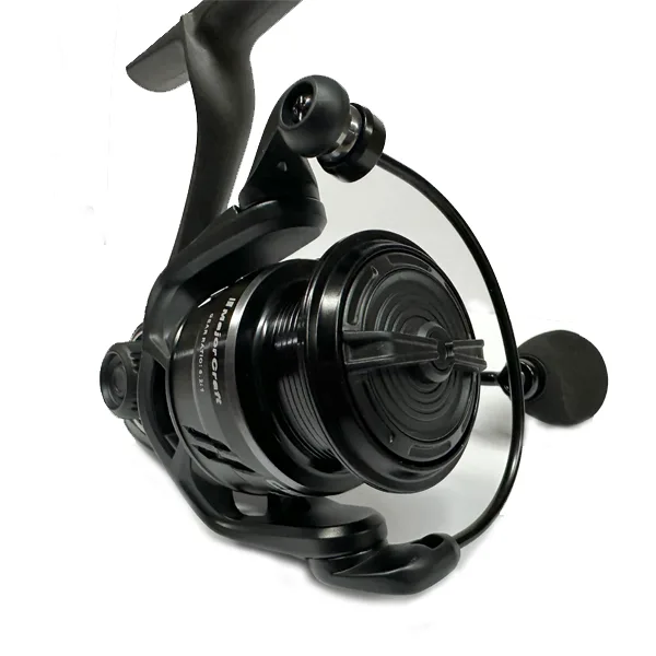 Mašinica Major Craft Ceana CNS 2500 HG Major Craft Ceana mašinica - izdržljivost, preciznost i garancija kvalitet. Sa prenosom 6,2:1 i silom kočena od 7kg predstavlja savršeni pribor za varaličarenje