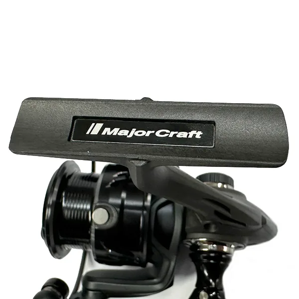 Mašinica Major Craft Ceana CNS 2500 HG Major Craft Ceana mašinica - izdržljivost, preciznost i garancija kvalitet. Sa prenosom 6,2:1 i silom kočena od 7kg predstavlja savršeni pribor za varaličarenje