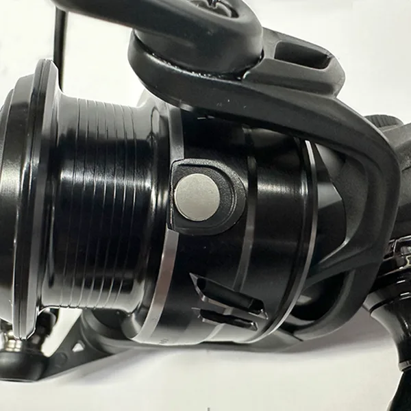 Mašinica Major Craft Ceana CNS 2500 HG Major Craft Ceana mašinica - izdržljivost, preciznost i garancija kvalitet. Sa prenosom 6,2:1 i silom kočena od 7kg predstavlja savršeni pribor za varaličarenje