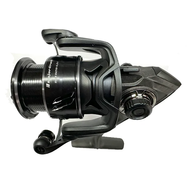 Mašinica Major Craft Ceana CNS 2500 HG Major Craft Ceana mašinica - izdržljivost, preciznost i garancija kvalitet. Sa prenosom 6,2:1 i silom kočena od 7kg predstavlja savršeni pribor za varaličarenje